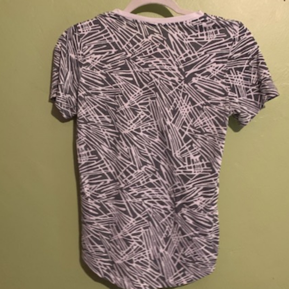 Nike t-shirt with black and white pattern. Sporty cute - Picture 2 of 3